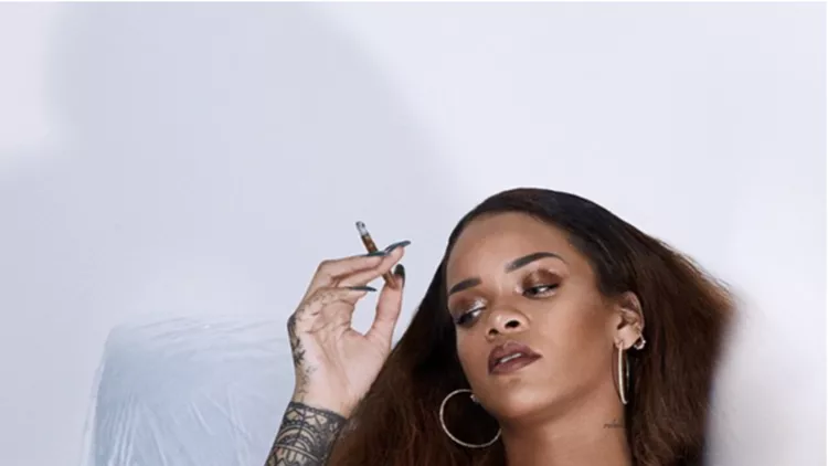 Rihanna: Αυτο-Φωτογραφίζεται Με Το...Νυχτικό Της Για Το Περιοδικο Fader